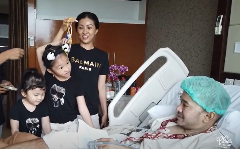 Ruben Onsu sempat masuk ICU karena darah rendah yang dialaminya. Sarwendah kemudian mengajak anak-anaknya menulis surat untuk kesembuhan sang ayah.