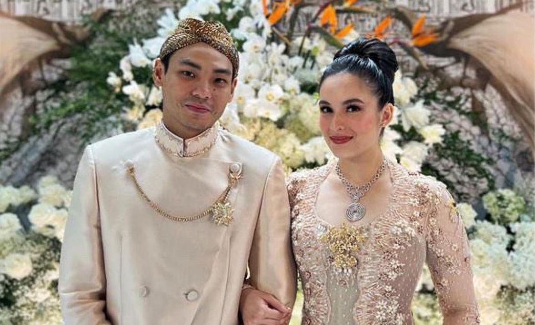 Chelsea Islan dan Rob Clinton secara resmi menggelar lamaran pada hari ini, Senin, (24/10/2022) dengan pesta adat Jawa.
