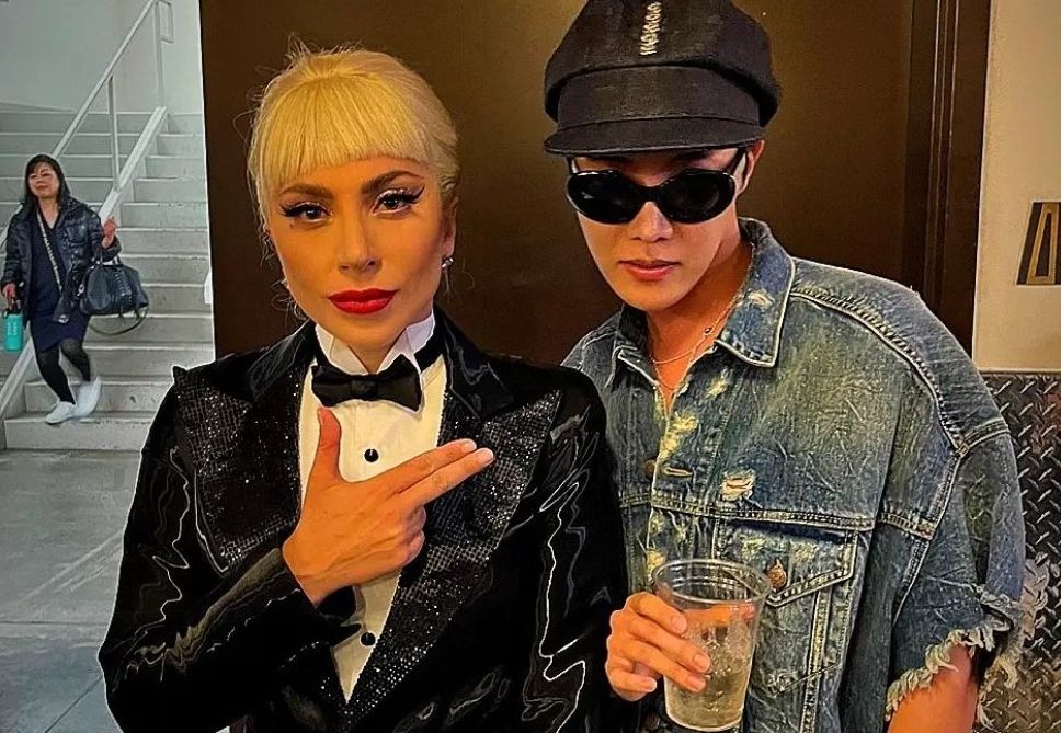 Hebohkan penggemar, J-Hope BTS nonton konser Lady Gaga di Las Vegas, foto bersama dan berpose akrab bak sahabat.