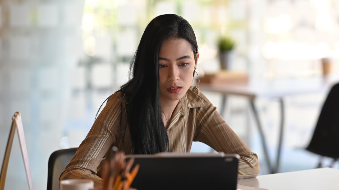 Shorter workweek paradox adalah istilah pengurangan jam kerja yang dianggap mampu mendorong kesejahteraan pekerja. Simak manfaatnya!