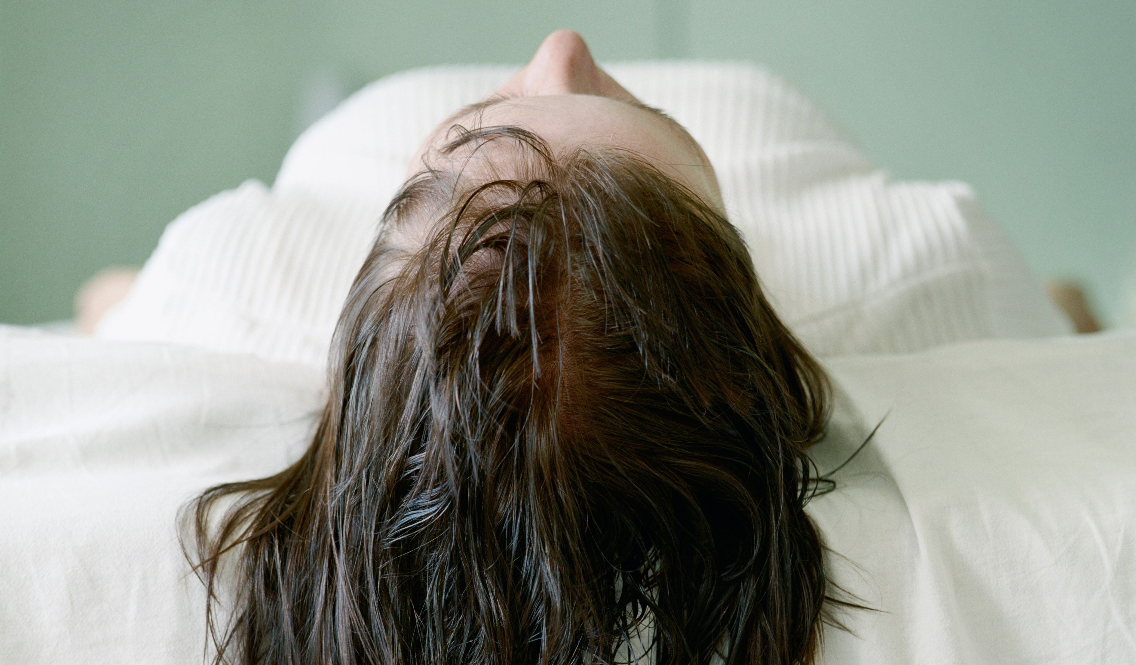 Tidur dengan rambut basah di malam hari sering tidak boleh dilakukan karena bisa membuat kusut. Tapi sebenarnya ini tergantung kondisi rambutmu!