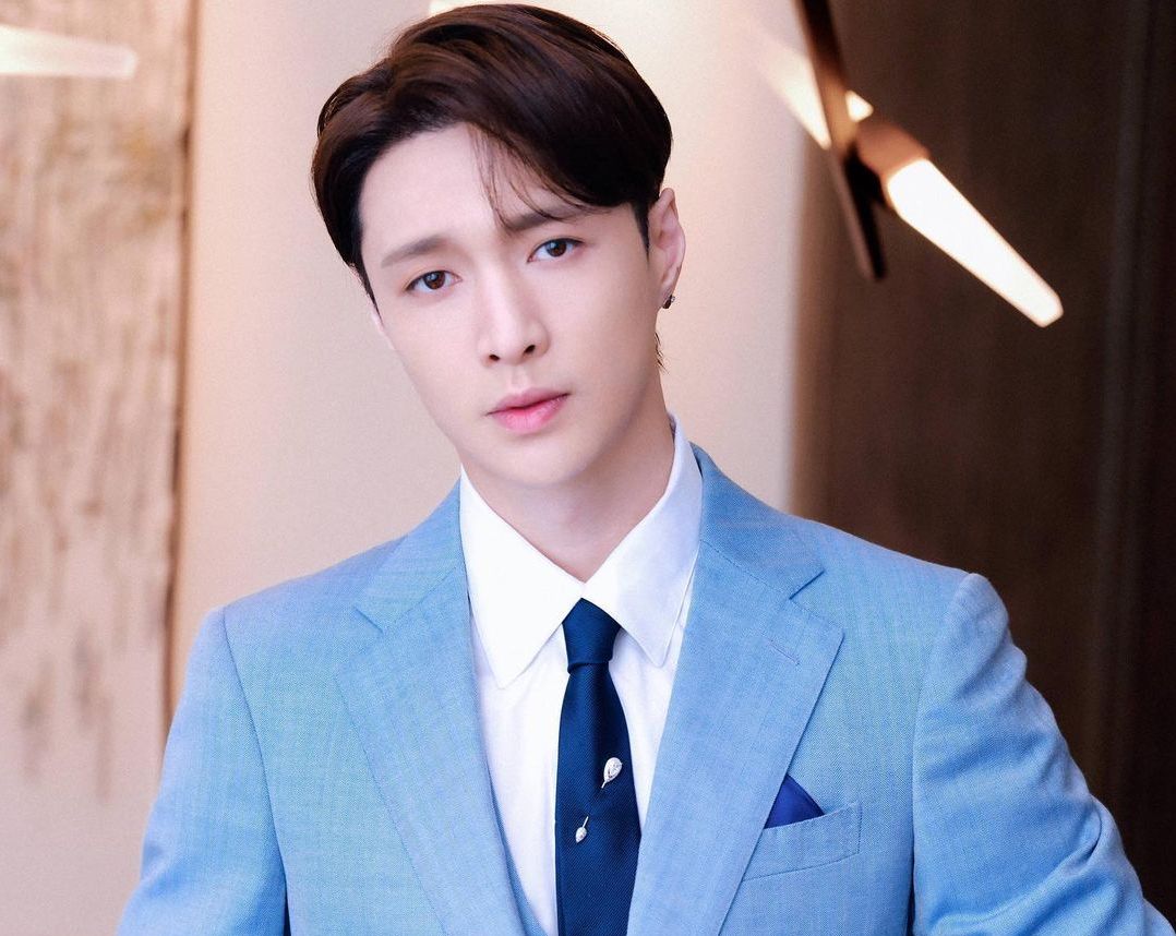 Bertepatan dengan anniversary EXO ke-10, salah satu membernya, Lay, memutuskan hengkang dari SM Entertainment.