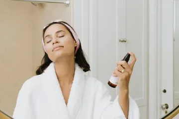 Ilustrasi wanita mengaplikasikan skincare.