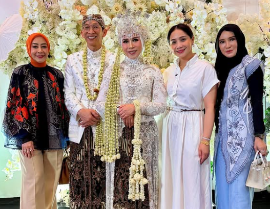 Perayaan Wedding Anniversary Melly Goeslaw dan Antoh Hoed mengusung konsep unik, dari program kawin massal hingga banjir ucapan netijen