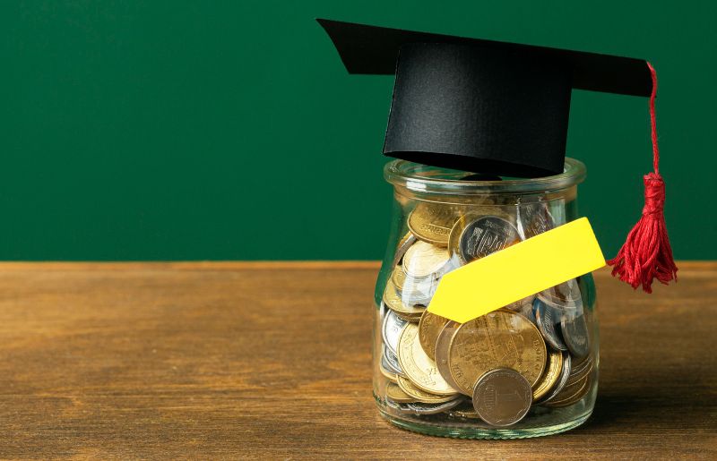 Gaji fresh graduate rendah disebabkan berbagai faktor. Simak informasi berikut ini untuk tahu penyebabnya!