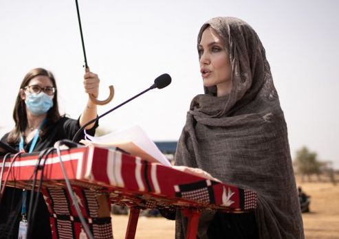 Aktris sekaligus aktivis Angelina Jolie membuat akun Instagram demi memperjuangkan nasib dan perjuangan warga di Afghanistan.