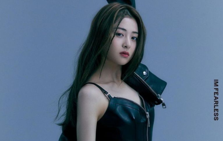Netizen temukan Twitter lama milik Yunjin LE SSERAFIM. Dulunya ARMY, kini bekerja di agensi yang sama dengan BTS!
