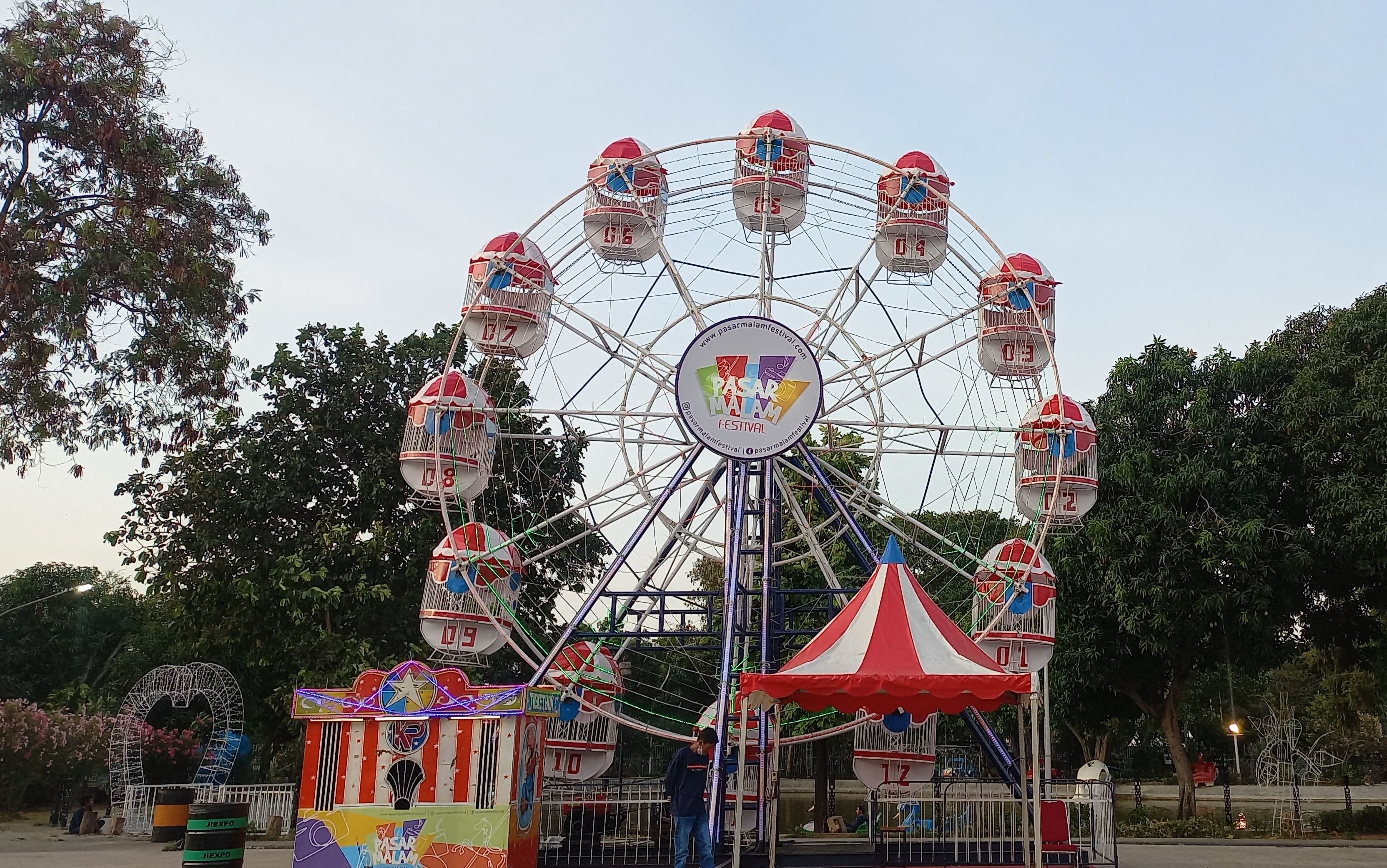 Berikut ini berbagai wahana pasar malam di Pekan Gembira Ria yang membuat pengunjung nostalgia masa kecil