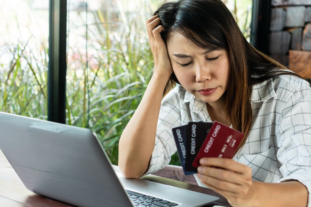 Menurut riset PARAPUAN 30 persen perempuan pernah terjerat pinjaman online alias pinjol, simak dampak psikologisnya!