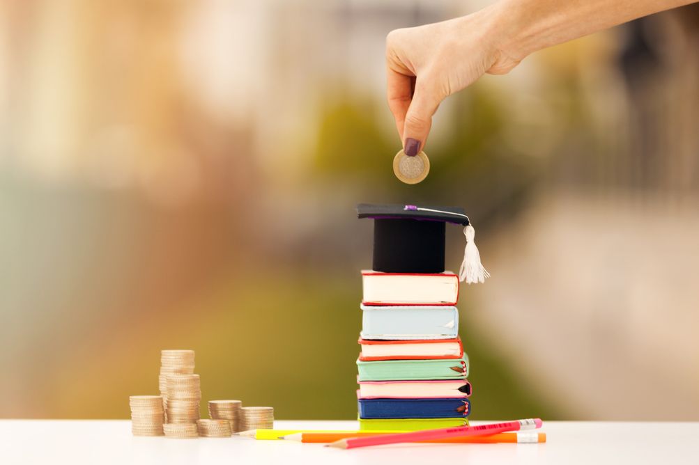 BCA Finance Peduli 2023 berikan beasiswa Rp3,5 juta per semester untuk mahasiswa minimal semester 5. Simak syarat dan cara daftarnya!