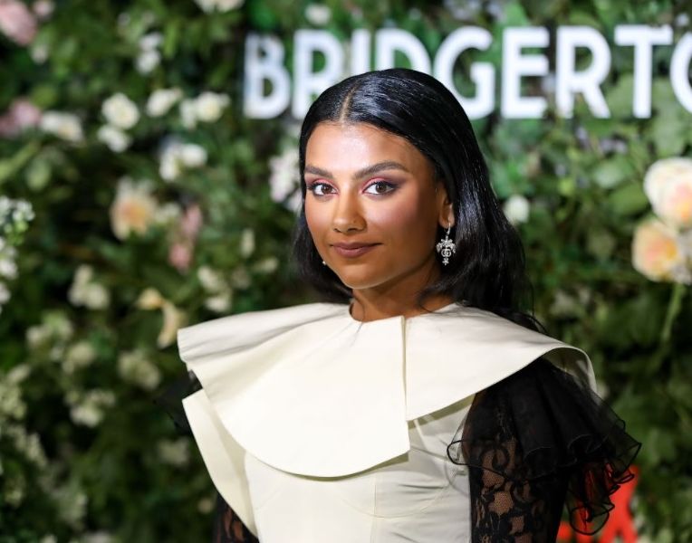 Jadi pemeran utama di serial Bridgerton Season 2, Simone Ashley ungkap bahwa dirinya bangga jadi representasi aktris Asia Selatan.
