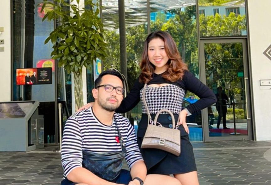 Komedian Kiky Saputri baru saja menerima lamaran M. Khairi. Intip detail penampilannya dengan sang kekasih di momen spesial tersebut.