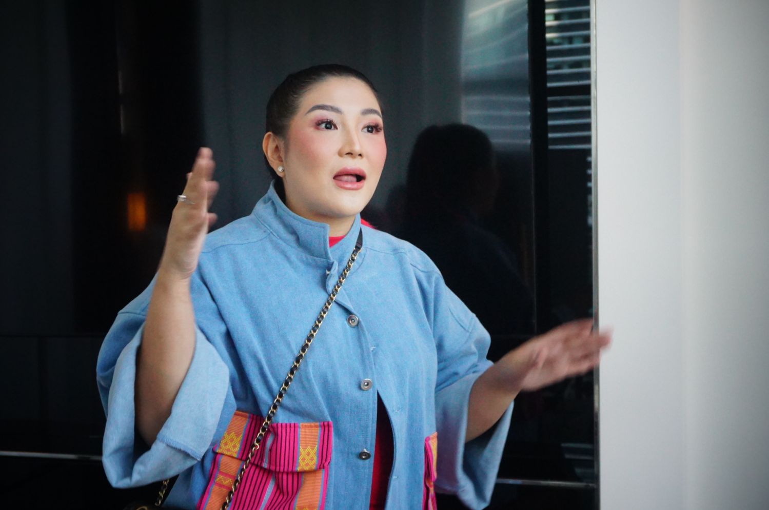 Berikut ini cerita dari Clerence Victoria mengenai awal mula ia jatuh cinta dengan makeup hingga jadi professional makeup artist