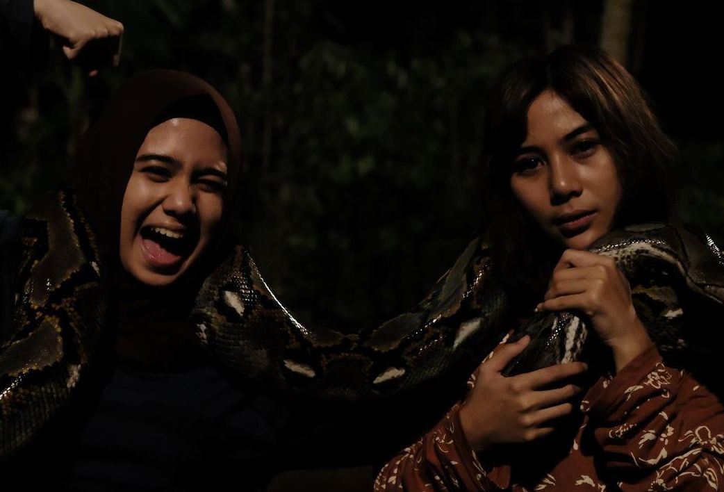 Bintangi film KKN di Desa Penari yang tembus 5 juta penonton, Adinda Thomas ungkap kebaikan Tissa Biani di lokasi syuting.