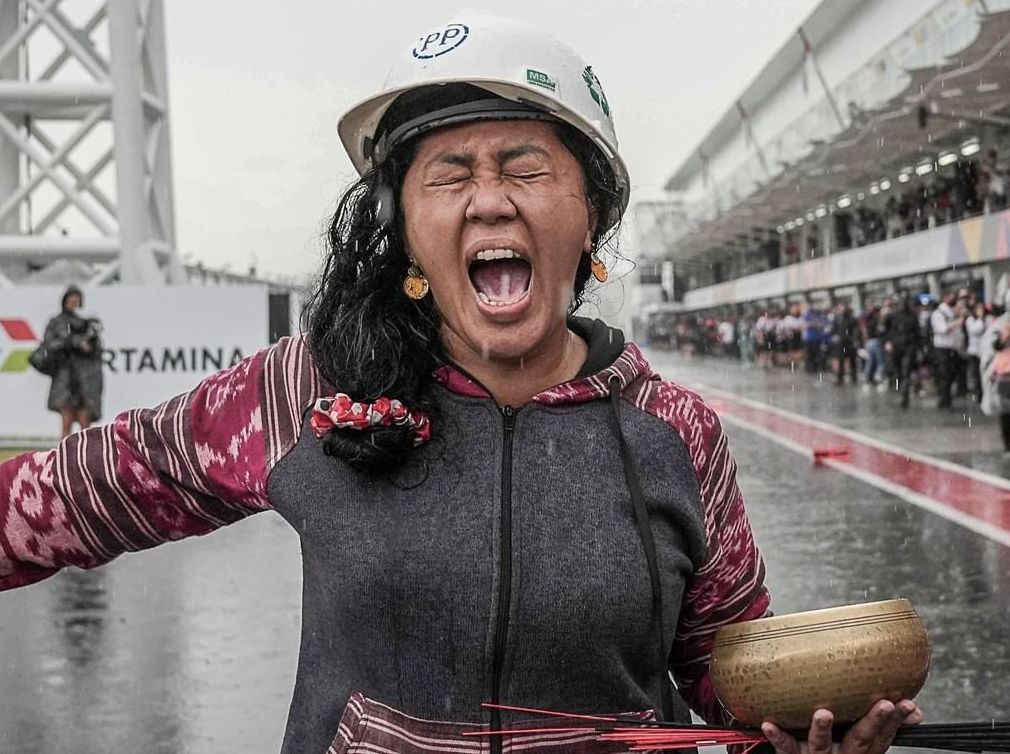Aksi pawang hujan Rara di MotoGP Indonesia 2022 sempat menjadi sorotan dan perbincangan. Ini tanggapan Rara.
