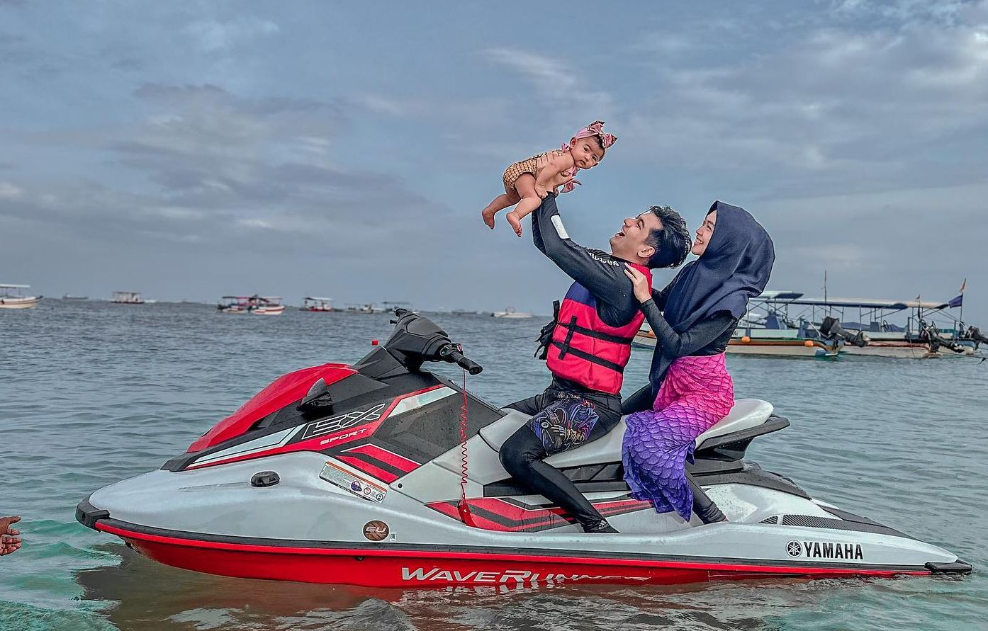 Ria Ricis dikritik karena mengajak Moana naik Jetski. Yuk, simak beberapa aturan berikut jika kamu ingin mengajak anak naik jetski!