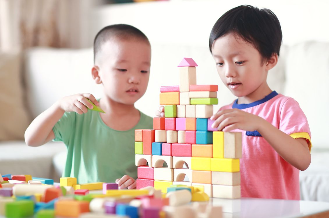 Selain menyenangkan, ini berbagai pilihan permainan sensorik untuk anak balita yang bisa mengasah kemampuan kognitif dan motorik.