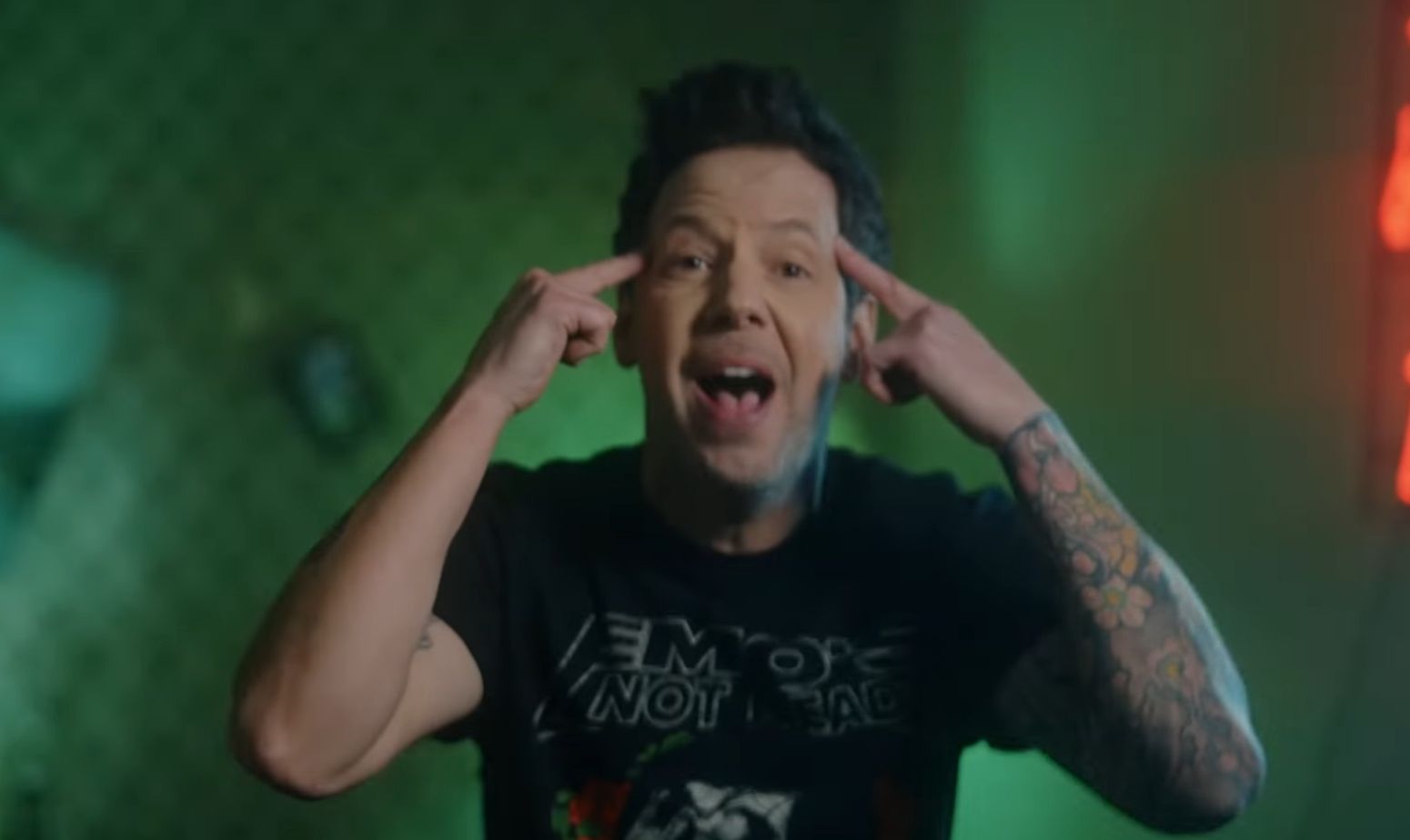 Kawan Puan, grup band Simple Plan telah merilis lagu baru berjudul Ruin My Life bersama vokalis Sum 41, Deryck Whibley. Ini dia selengkapnya.