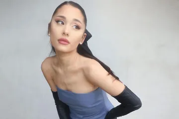 Viral di TikTok, Ariana Grande memberikan tutorial eyeliner.