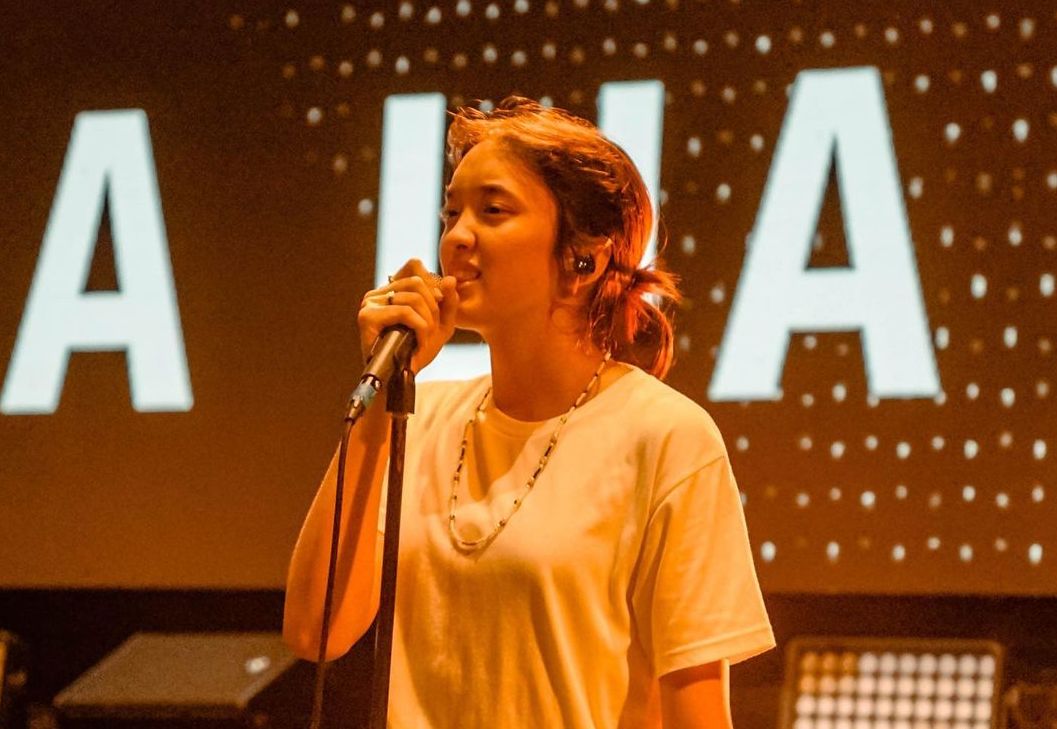 Viral di TikTok jadi backing vokal ayahnya, Duta Sheila On 7, saat konser, inilah sosok Aishameglio Duta Chiara yang ternyata seorang atlet badminton.
