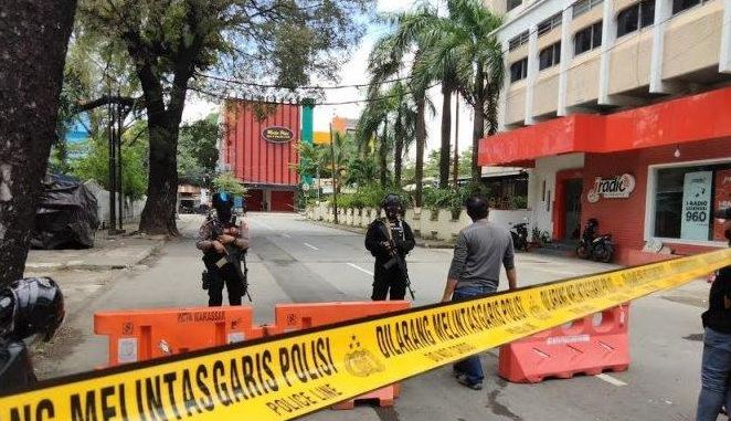 Ledakan di depan Gereja Katedral Makassar disebut polisi sebagai bom bunuh diri, pelaku diduga memaksa masuk gereja.