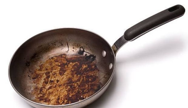 Kawan Puan bingung membersihkan kerak gula dan karamel di panci? Begini cara mudah untuk membersihkannya!