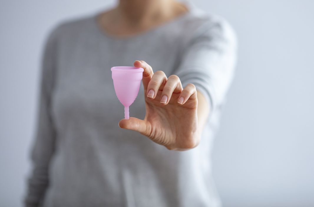 Berikut ini empat cara pakai menstrual cup yang tepat, mulai pilih ukuran yang sesuai hingga jaga kebersihan alat ini