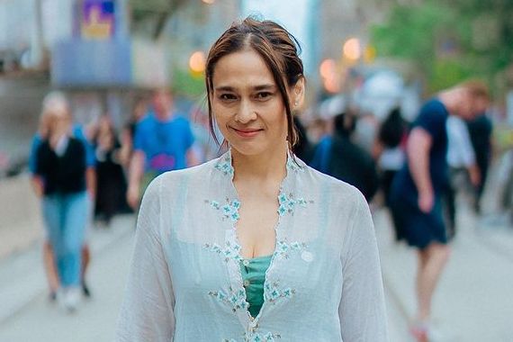 Profil dan perjalanan karier Ine Febriyanti yang memerankan sosok Bu Prani dalam film Budi Pekerti. Seperti apa?