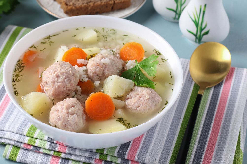 Berikut ini 5 cara membuat sop bakso tahu yang cocok jadi menu buka puasa di bulan Ramadan 2023, simak!