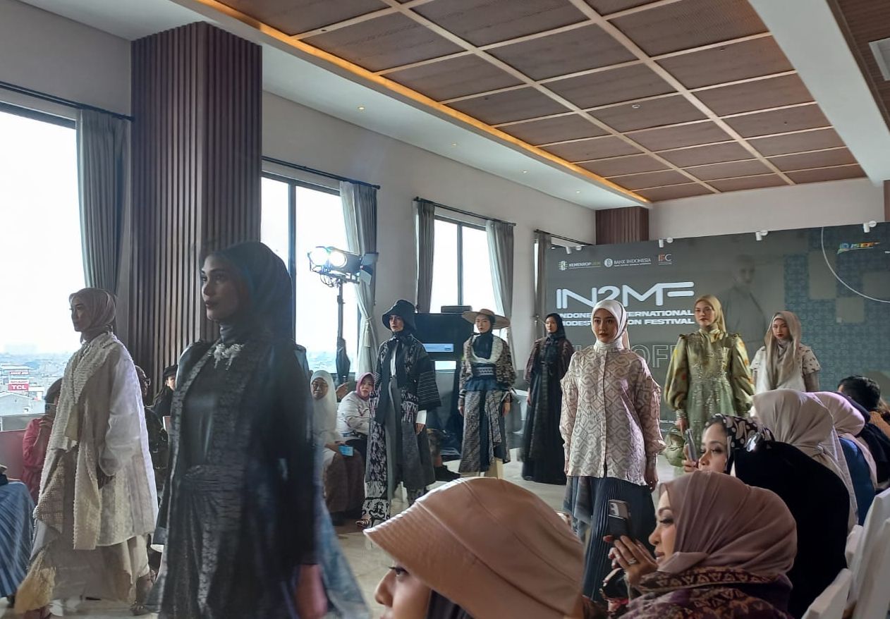 Ali Charisma selaku  Chairman IFC mengungkap bahwa IN2MF 2023 mengangkat konsep sustainabilty dengan wastra Indonesia.