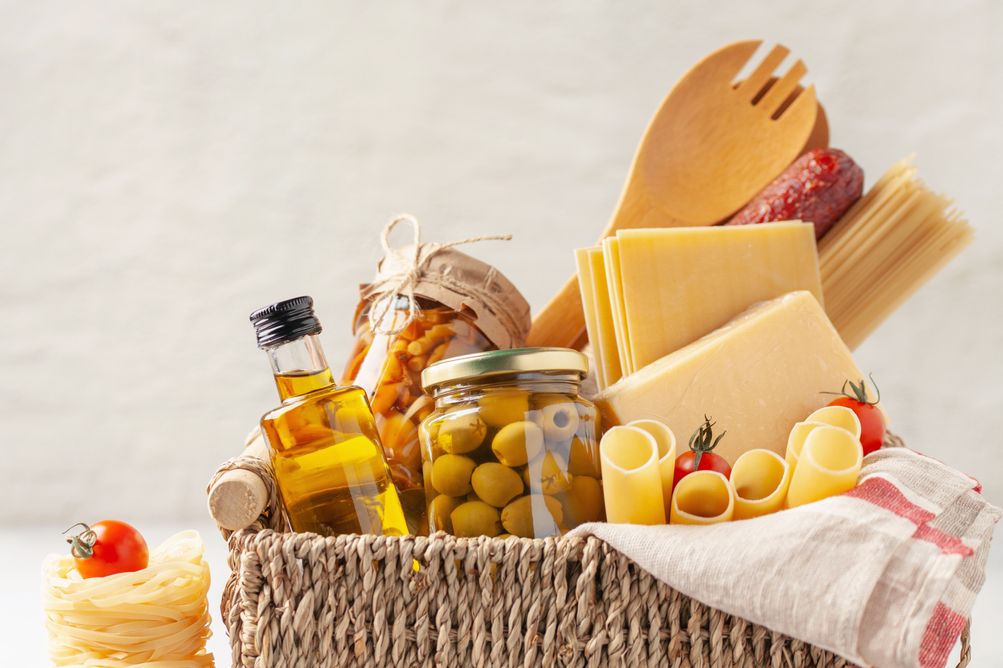 Berikut ini tips memilih hampers makanan untuk Lebaran 2023, pastikan jangan pilih yang cepat basi ya!
