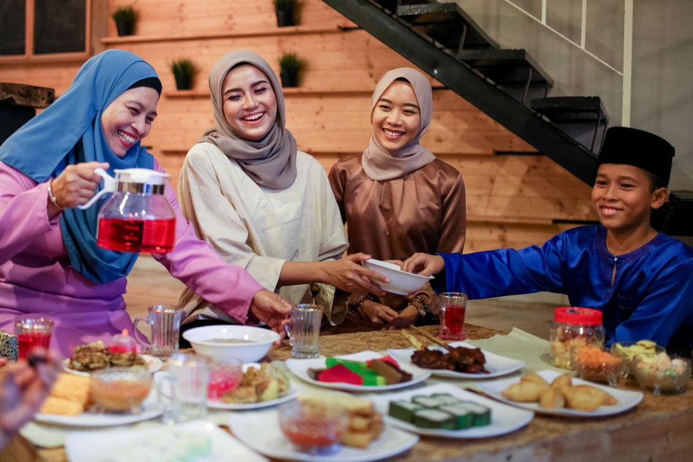 Berikut ini 5 tips berpuasa lebih sehat di bulan Ramadan 2023, mulai dari meal planning hingga masak bersama keluarga.