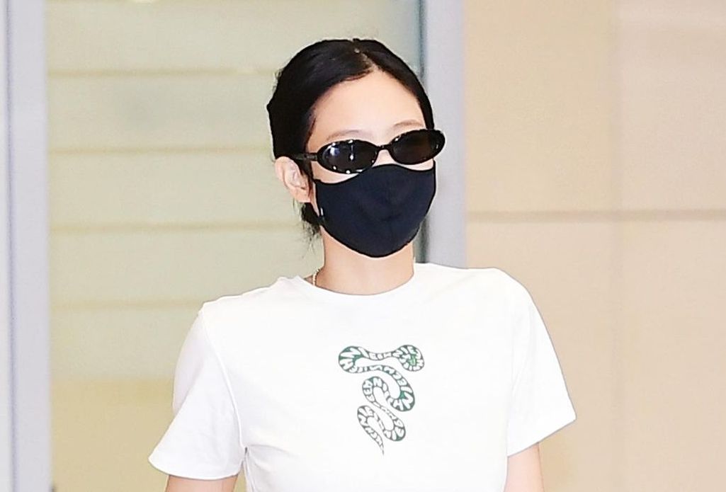 Usai menghadiri MTV Video Music Awards 2022, Jennie BLACKPINK tiba di Bandara Internasional Incheon dengan gaya fashion casual.