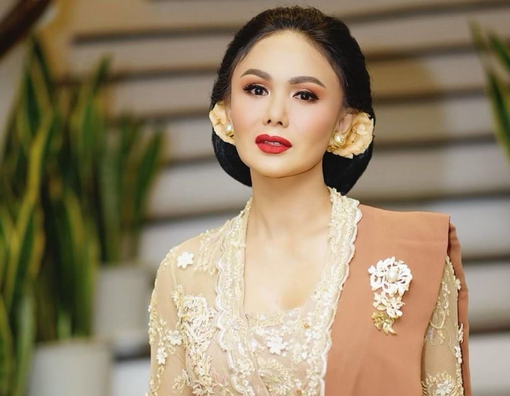 Sambut pembukaan PON XX Papua, Yuni Shara merasa antiusias dan ikut membagikan foto yang mengenakan aksesori khas Indonesia Timur.