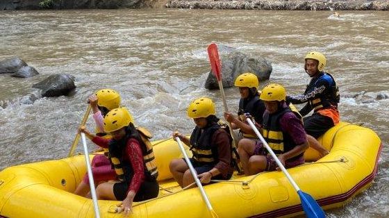 Intip keseruan sejumlah siswi di Bali yang rafting pakai kebaya sebagai bentuk kampanye Kebaya Goes to UNESCO ini!