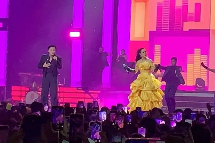 Raisa dan Rizky Febian berduet bawakan dua lagu di Allo Bank Festival 2022, di Istora Senayan, Jakarta, Jumat (20/5/2022)