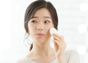 Baby oil memang dikenal mampu melembapkan kulit dan banyak yang menggunakan pada wajah. Simak efek samping penggunaan baby oil pada wajah.