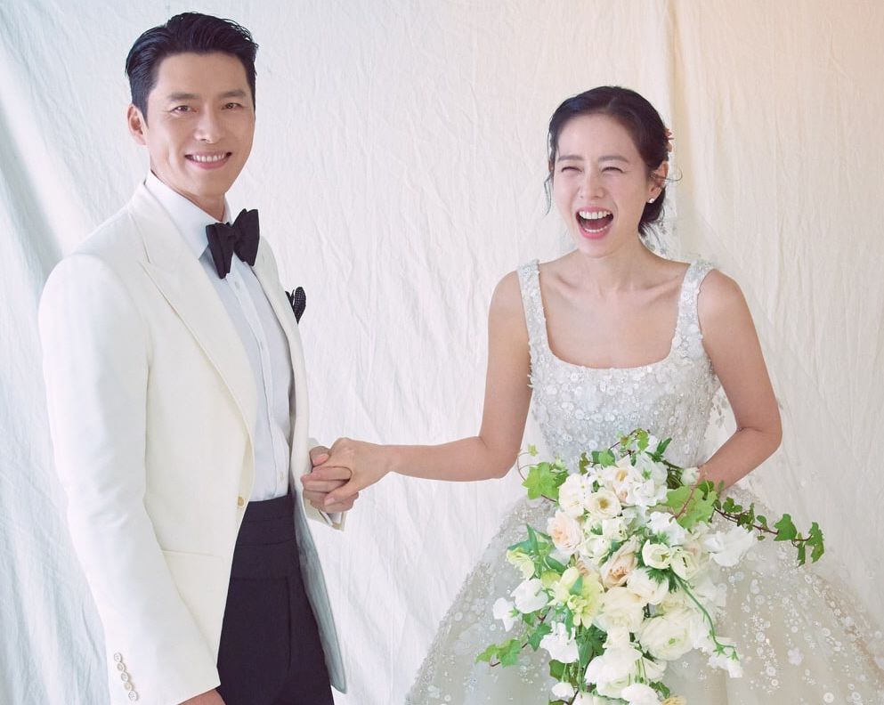 Pasangan aktor dan aktris Hyun bIn dan Son Ye Jin telah resmi menikah. Ini dia detail acara pernikahan mereka.