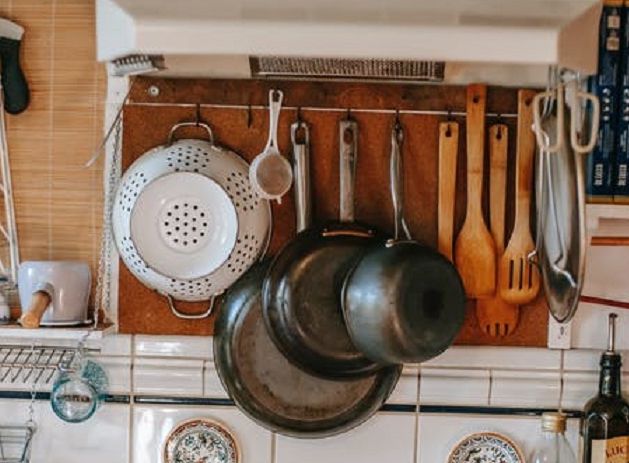 Jangan buru-buru dibuang, panci gosong dan berkerak bisa diatasi dengan bahan dapur ini. Bagaimana caranya?