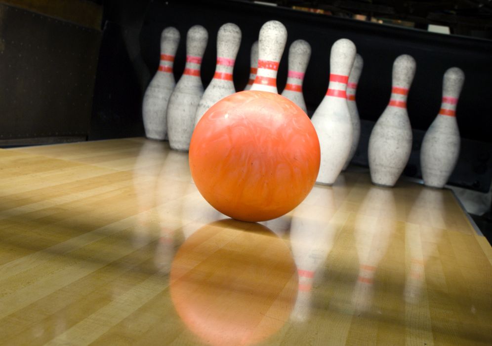 Berikut ini 5 manfaat bowling bagi kesehatan yang jadi olahraga sekaligus permainan viral di TikTok.