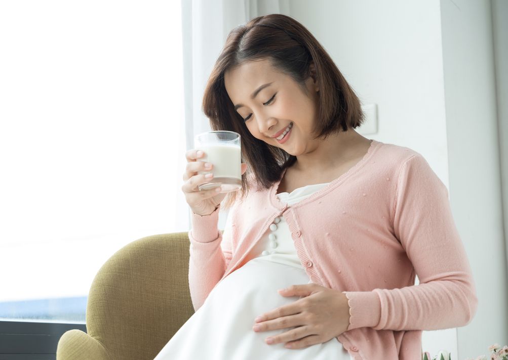 Susu mengandung nutrisi penting yang dibutuhkan untuk menunjang kehamilan. Simak, berikut manfaat minum susu selama kehamilan.