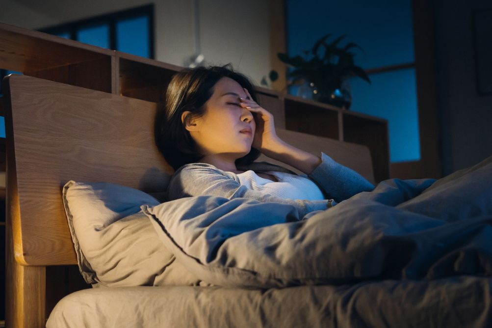 Cemas menjelang tidur sangat mengganggu. Agar tubuh rileks dan pikiran tenang, simak cara mengatasi kecemasan berikut ini.