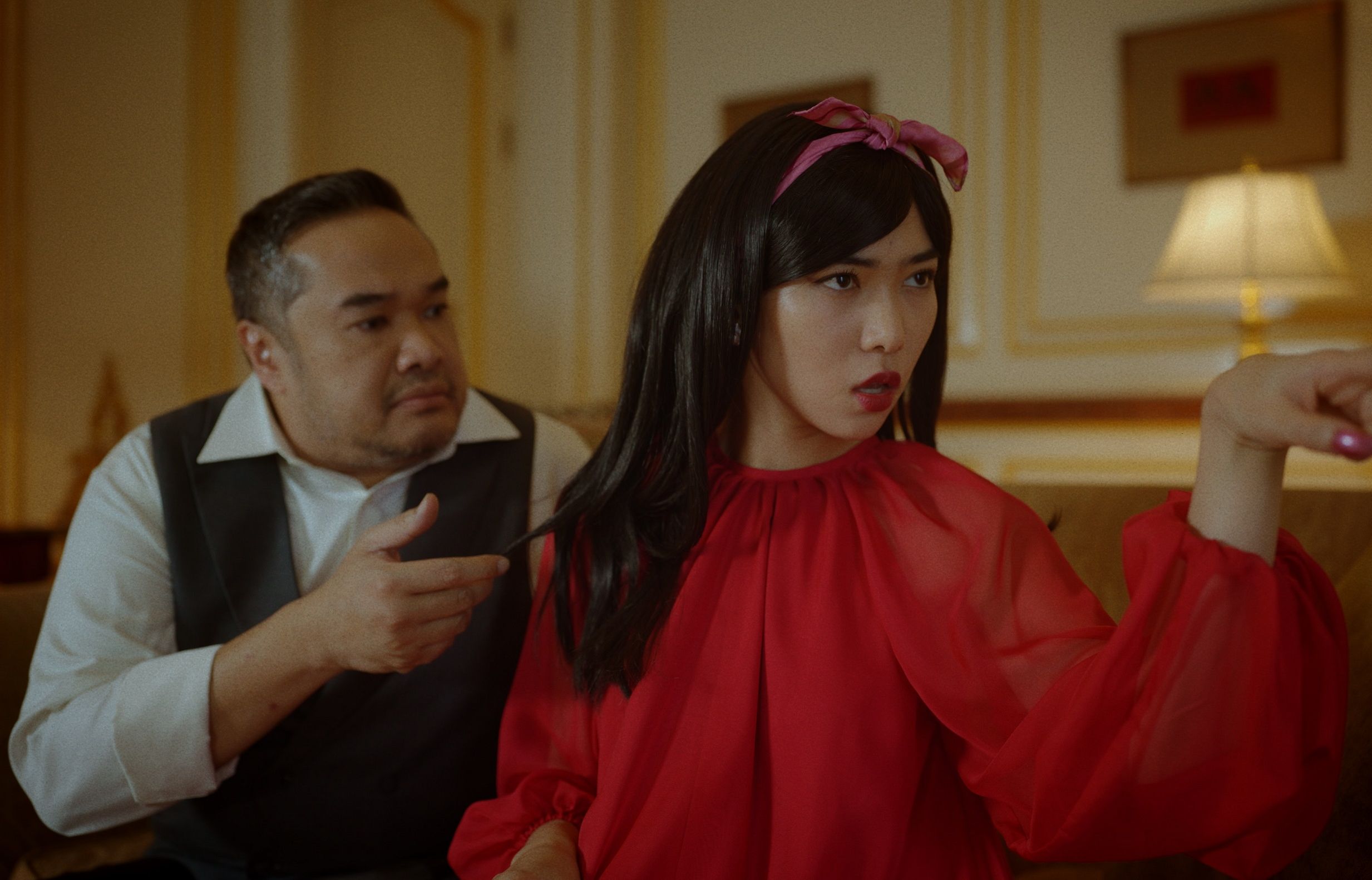Intip sederet fakta unik karakter perempuan Ratih yang diperankan oleh Isyana Sarasvati dalam film Petualangan Sherina 2, seorang sosialita kaya raya.