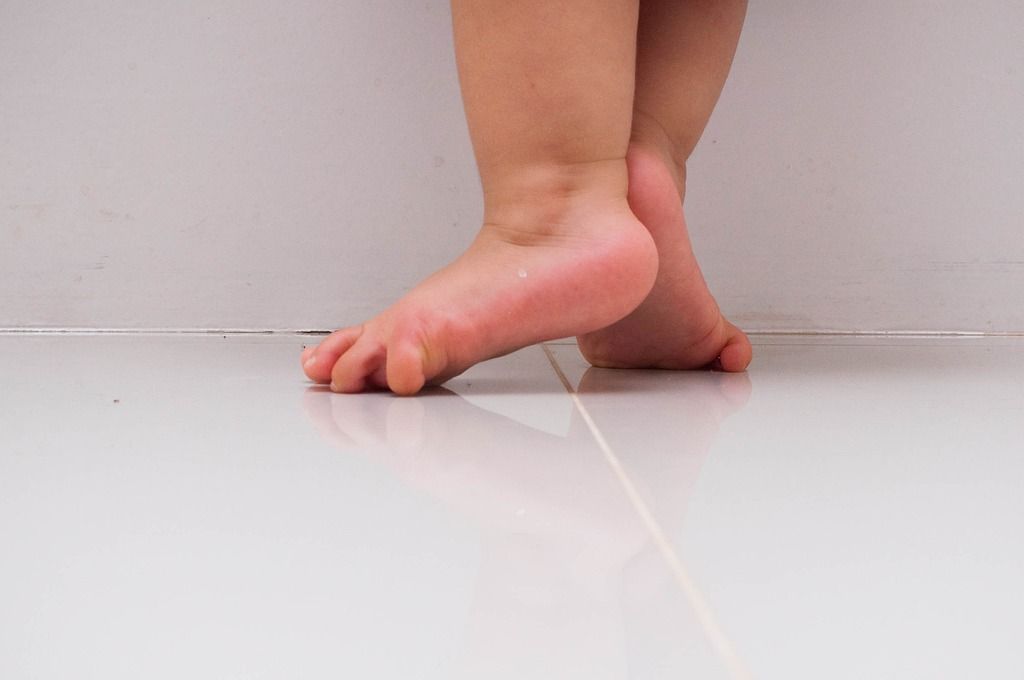 Bertelanjang kaki bagi balita ternyata memberikan berbagai manfaat berikut ini menurut pakar parenting. Apa saja?