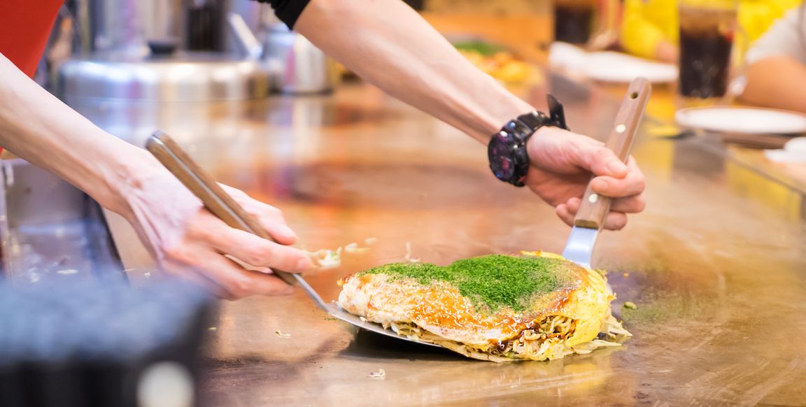 Berikut ini tiga cara memasak okonomiyaki, mulai dari tidak menekan adonan hingga memperhatikan ukurannya!