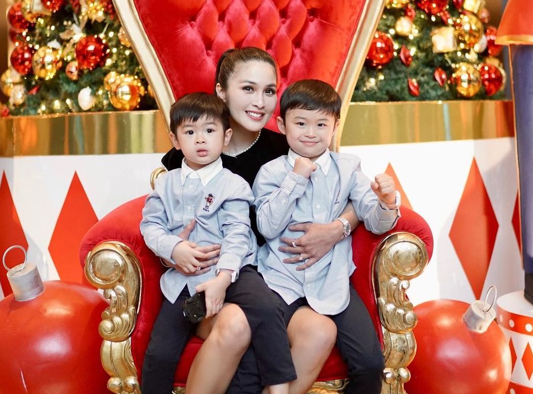 Putra Sandra Dewi ini diketahui rutin mengikuti latihan basket. Lalu apa saja manfaat bermain basket untuk anak? Simak penjelasan lengkapnya!