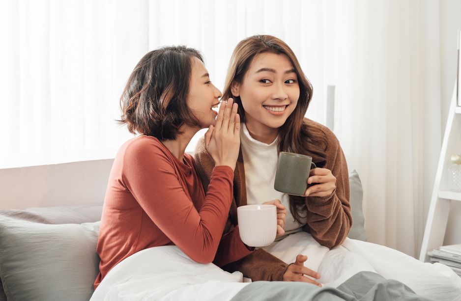 Tinggal serumah dengan mertua mengharuskanmu untuk akur dengan saudara ipar. Simak, ini tips menjalin hubungan harmonis dengan kakak ipar perempuan!