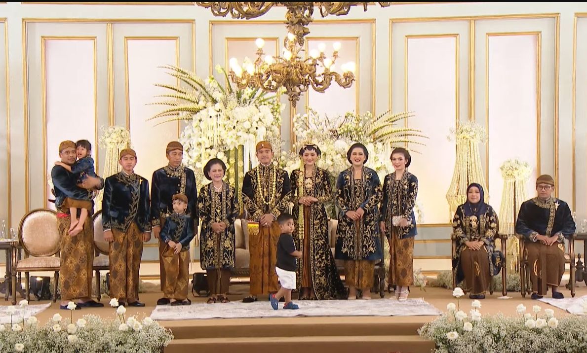 Berikut gaya busana Presiden Jokowi dan ibu negara Iriana saat resepsi pernikahan Kaesang-Erina di Pura Mangkunegaran!