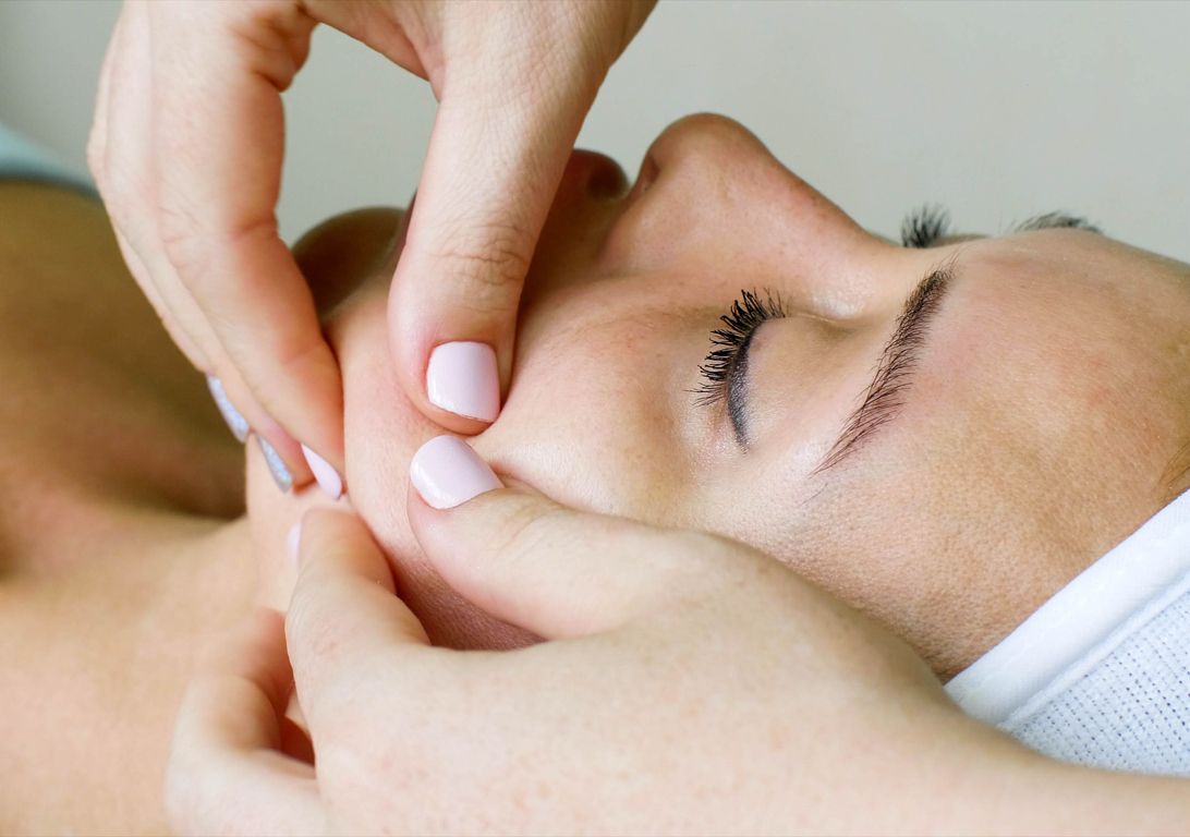 Dokter jelaskan perbedaan buccal fat removal dan buccal massage, cari tahu prosedur yang dilakukan dari kedua treatment ini