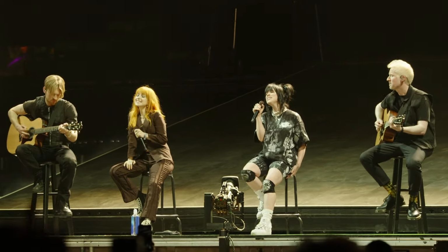 Penyanyi Billie Eilish duet dengan vokalis Paramore, Hayley Williams untuk bawakan Misery Business di Coachella 2022!